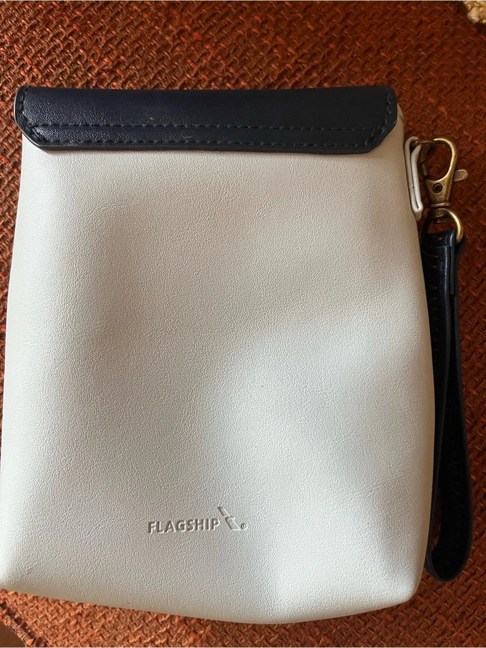 Raven & Lily for American Airlines light/dark blue pouch.